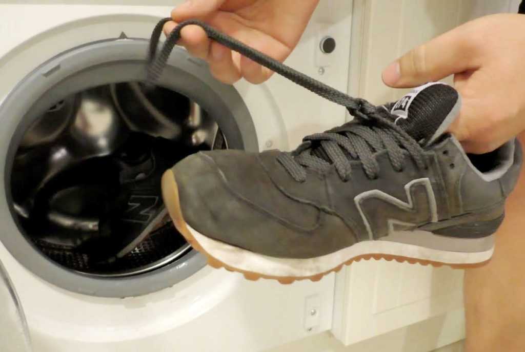 Как постирать замшевые кроссовки в стиральной машине и руками