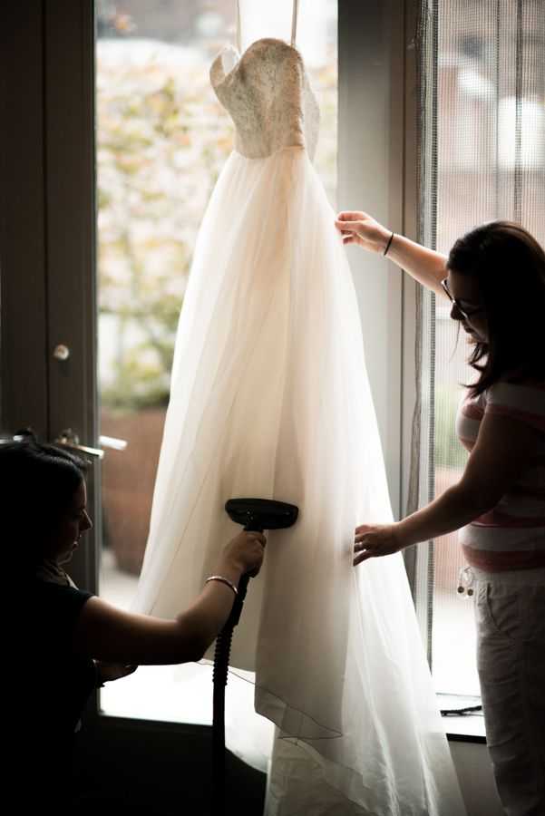 Как в домашних условиях постирать свадебное платье: чем вывести пятна
