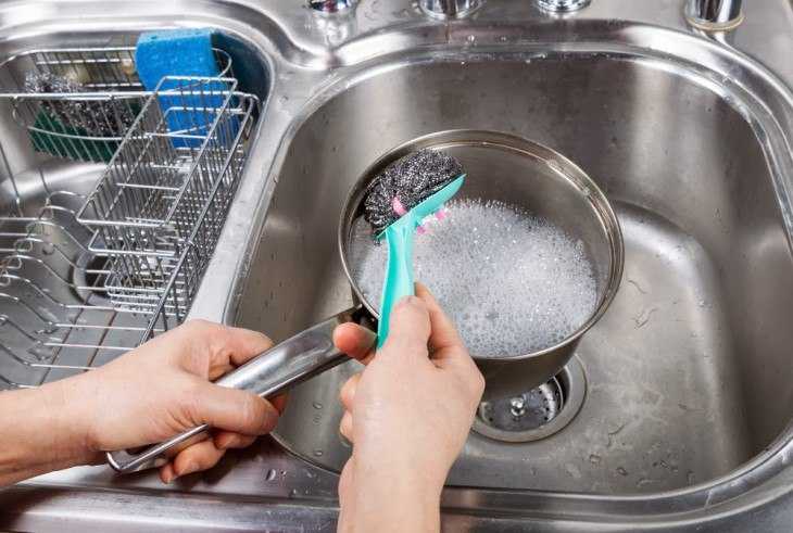 Как помыть посуду? как почистить посуду с помощью канцелярского клея, как отмыть кухонные изделия от старого жира в домашних условиях
