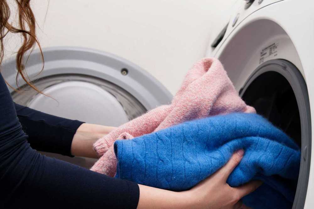 Как стирать шерстяное пальто: в стиральной машине, вручную