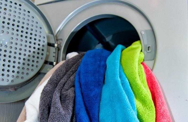 Как стирать махровые полотенца в стиральной машинке автомат и вручную чтобы они были мягкими и пушистыми: основные правила и способы