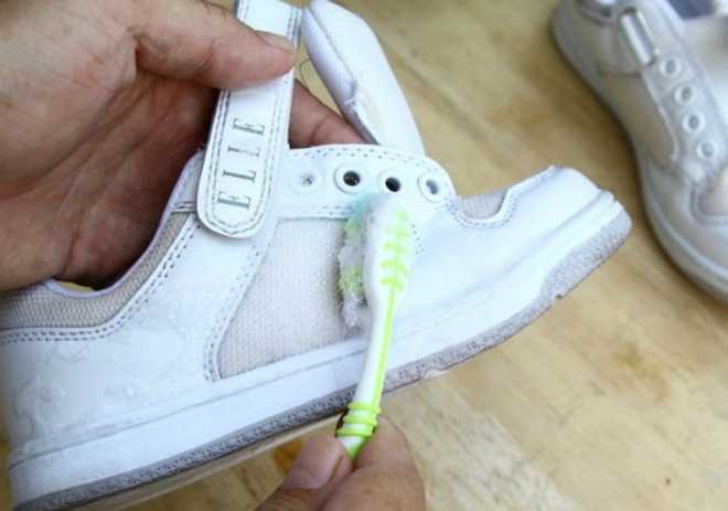 Очищаем белую подошву обуви быстро