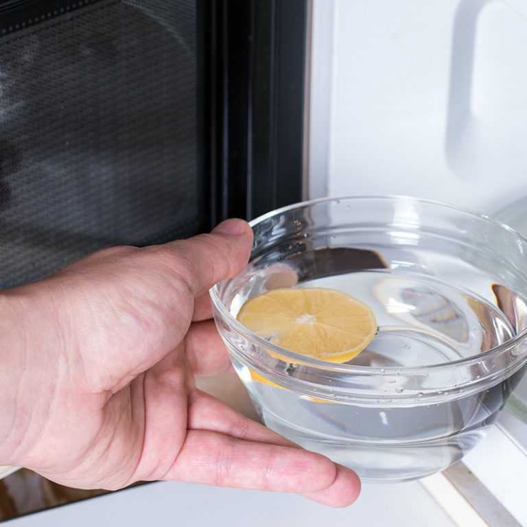 Как почистить микроволновку с помощью соды и уксуса
