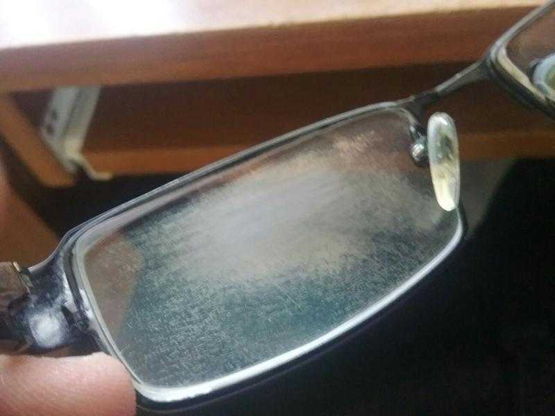 Что делать, если поцарапались солнцезащитные очки, как убрать потертости, как хранить, ухаживать за аксессуаром