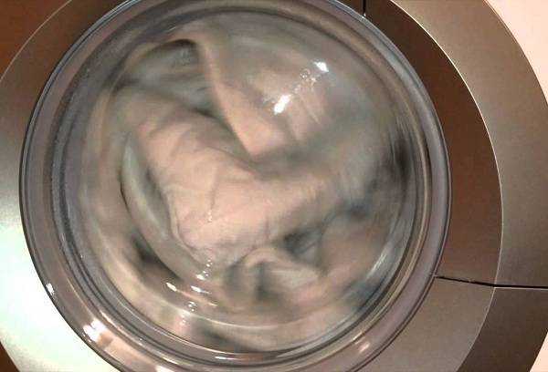 Как постирать плед в стиральной машине дома правильно
