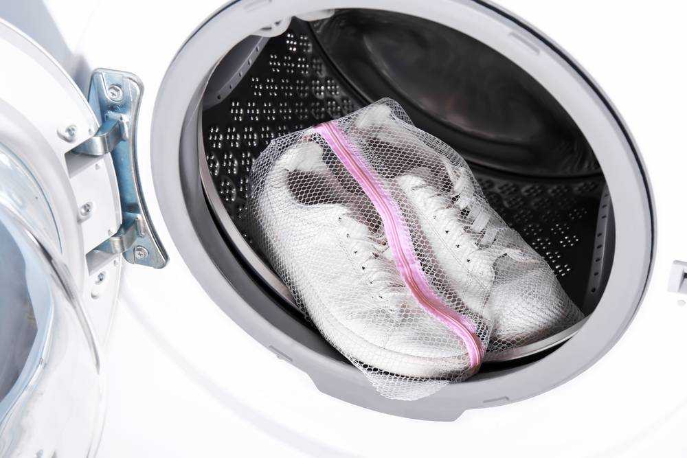 Как стирать кроссовки в стиральной машине и очистить вручную в домашних условиях