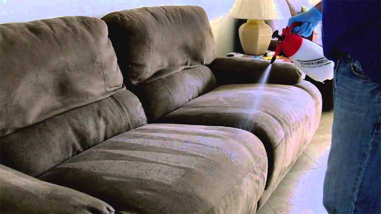 Как удалить пятна с кожаного дивана: обзор часто встречаемых загрязнений и методов их устранения