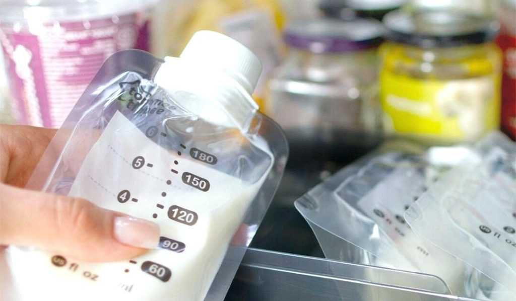 Как правильно хранить сцеженное грудное молоко