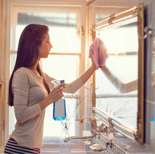 Как помыть зеркало без разводов?