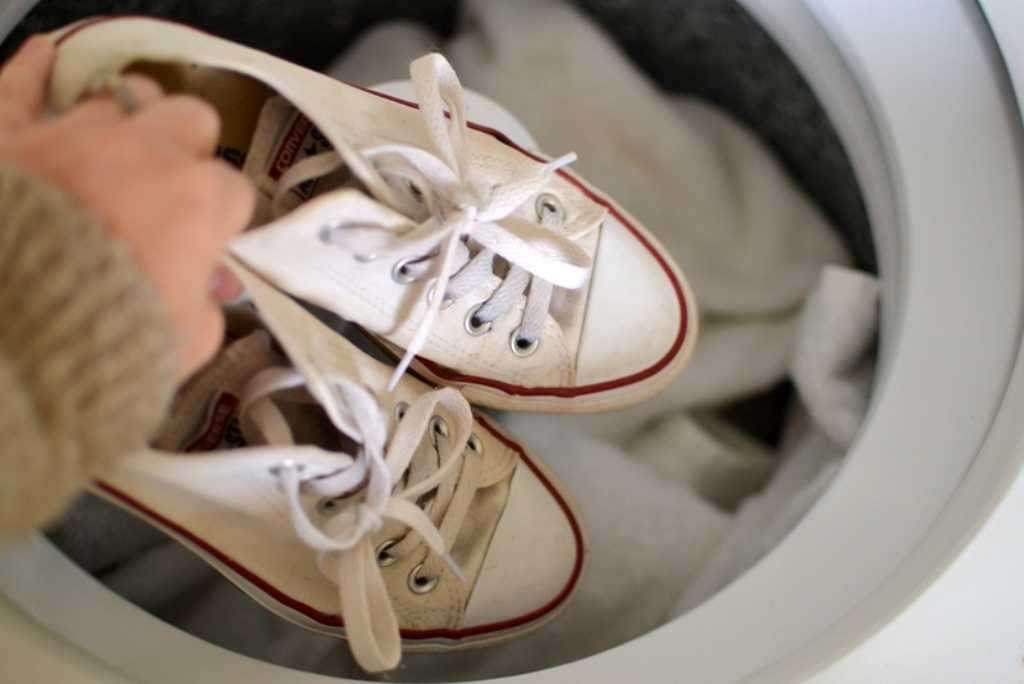 Как постирать кроссовки в стиральной машине: правила стирки