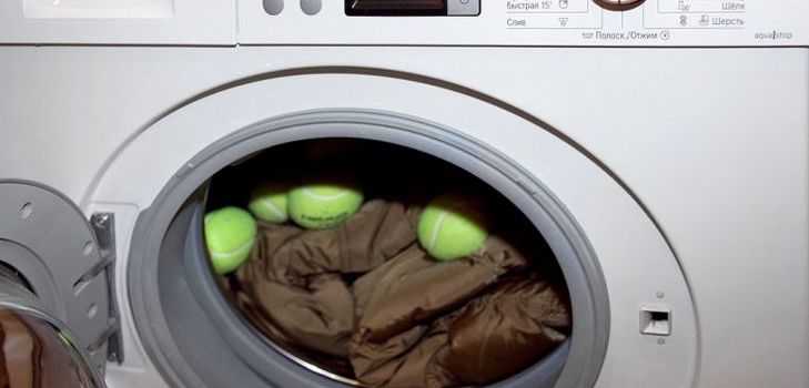 Как правильно стирать пуховик в стиральной машине, чтобы пух не сбивался?
