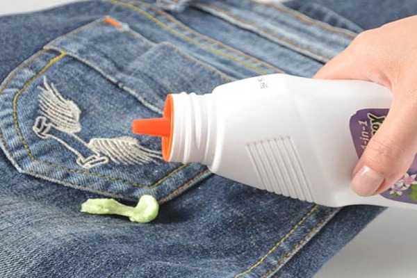 Как убрать жвачку с джинсов: чем можно быстро отлепить жевательную резинку и оттереть следы от нее в домашних условиях?