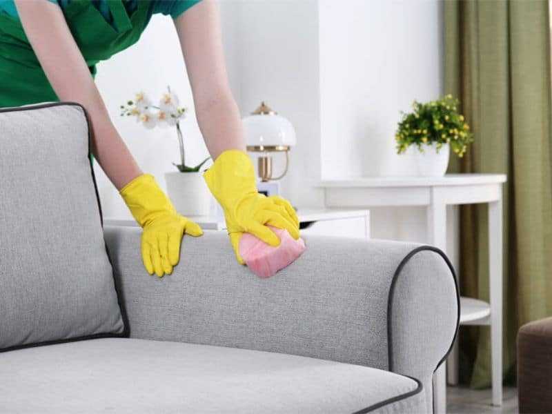 Как почистить кожаный диван: подручные средства и специальная химия