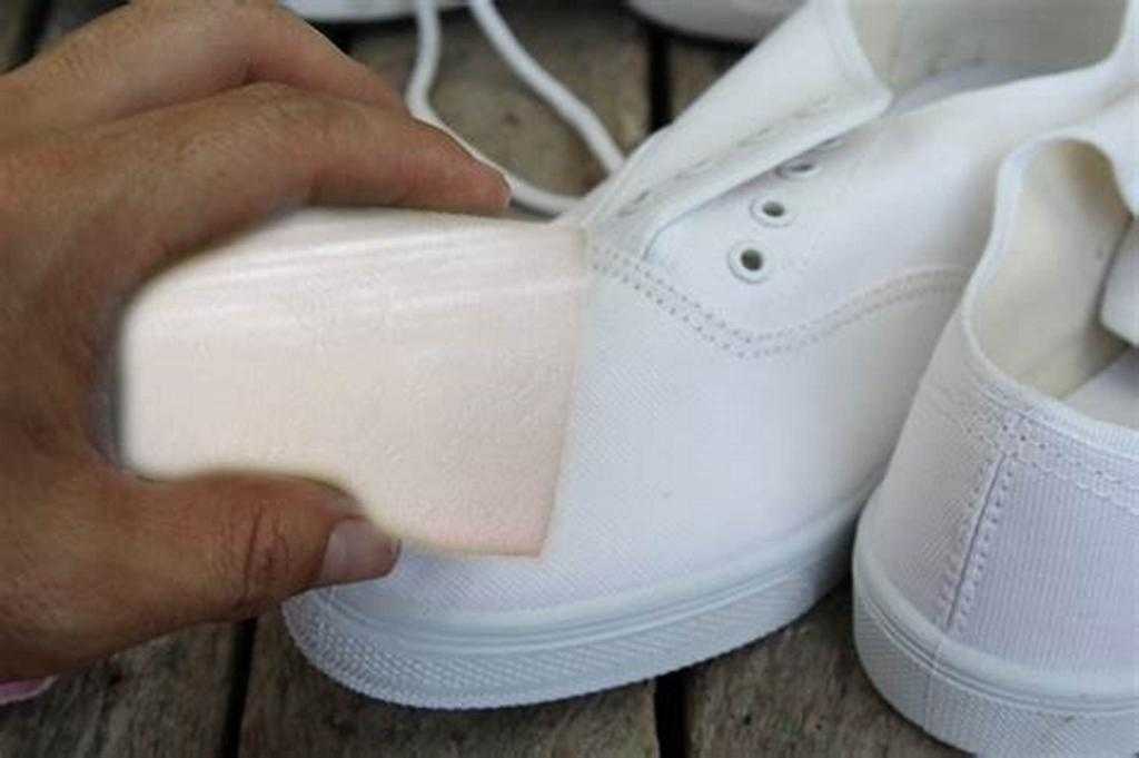 Как отбелить тканевые и кожаные кроссовки: простые методы чистки и стирки