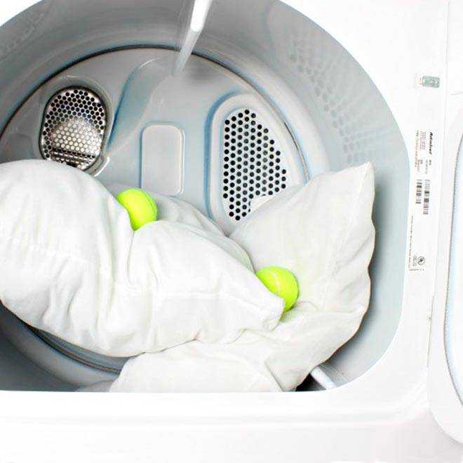 Как постирать белый пуховик: в стиральной машине, вручную