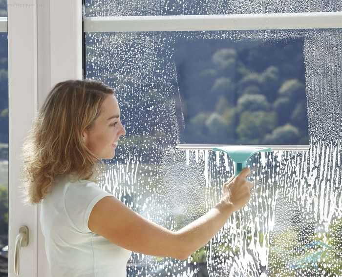 Как быстро помыть пластиковые окна внутри и снаружи без разводов?