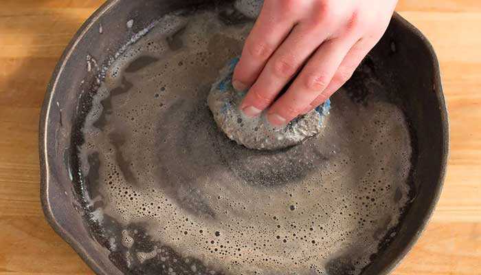 Как очистить чугунную сковородку от ржавчины: методы, средства, профилактика