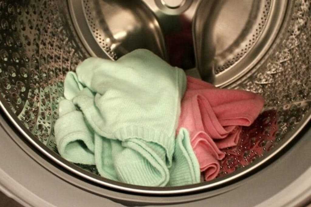 Как правильно стирать рубашки вручную и в стиральной машине?