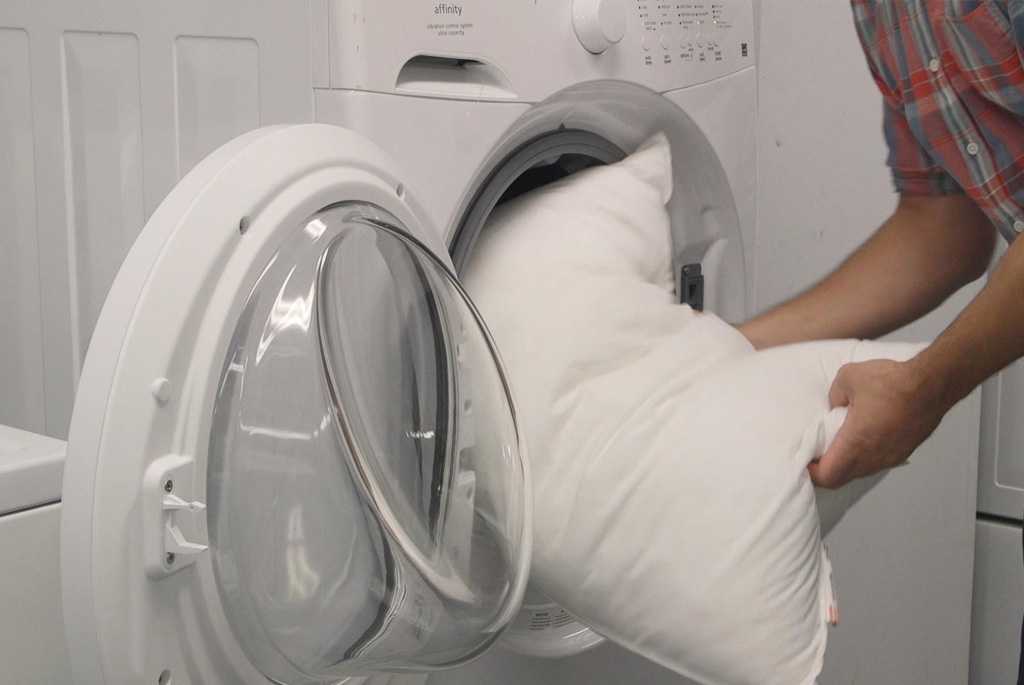 Как постирать подушку из холлофайбера: можно ли это делать в стиральной машине-автомат, каковы правила ручной стирки и сушки изделия?