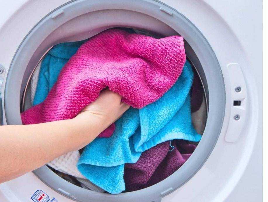 Как стирать плащ в стиральной машине, не лучше ли будет ручная стирка