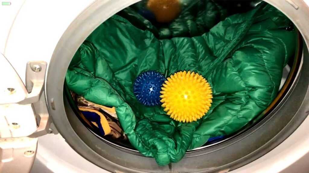 Как стирать куртку с мембраной в стиральной машине и вручную: советы