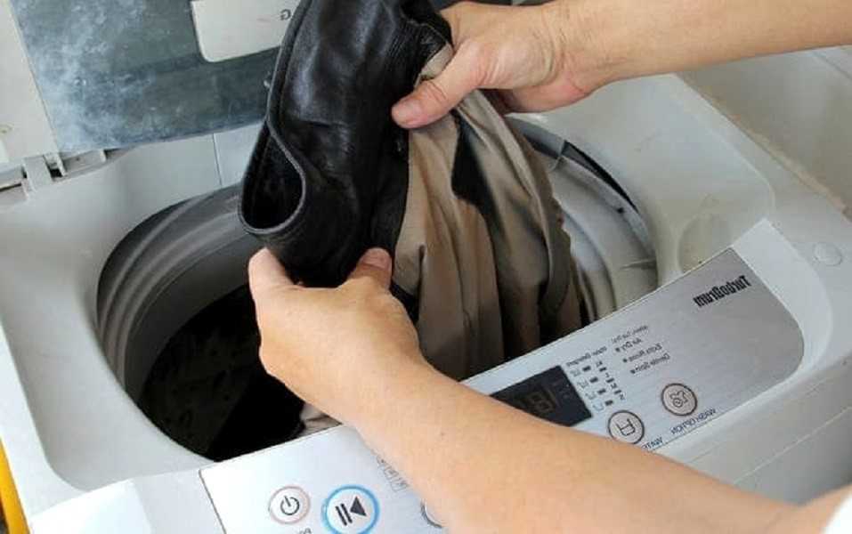 Из этой статьи вы узнаете, можно ли и как правильно стирать кожу в стиральной машине, как почистить кожаные вещи (перчатки, обувь, куртки, юбки, брюки) вручную сухим и влажным способом, чем выводить пятна, как сушить и смягчать изделия после стирки