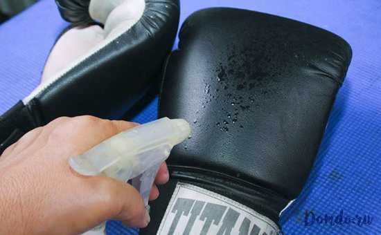 В этой статье расскажем, можно ли и как постирать боксерские перчатки вручную и в стиральной машине, как почистить спортивное обмундирование внутри и снаружи, избавиться от запаха, где и как сушить после стирки и тренировки