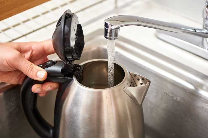 Как эффективно и безопасно убрать накипь в чайнике уксусом и содой?