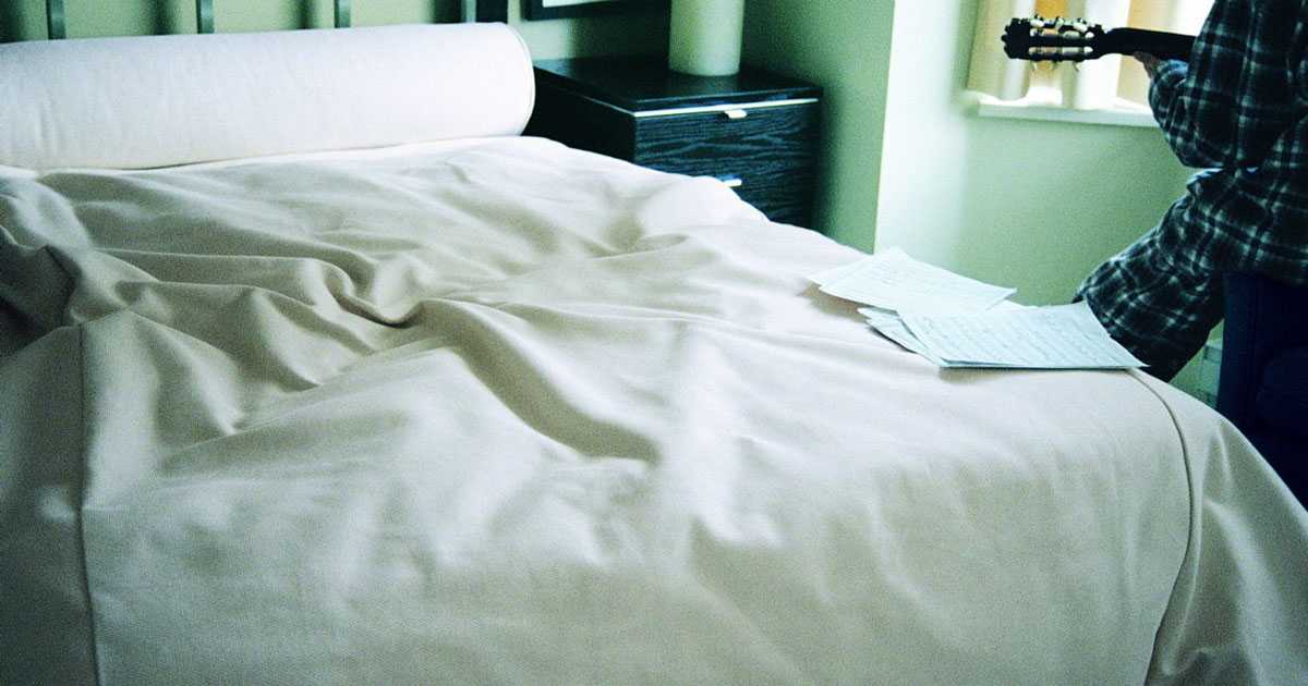 Как часто нужно стирать постельное белье дома, сколько раз в месяц, кому менять постель надо чаще - взрослому или ребенку?