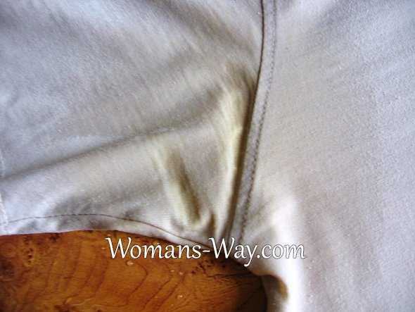 Как отстирать даже застарелые пятна от пота на белой одежде