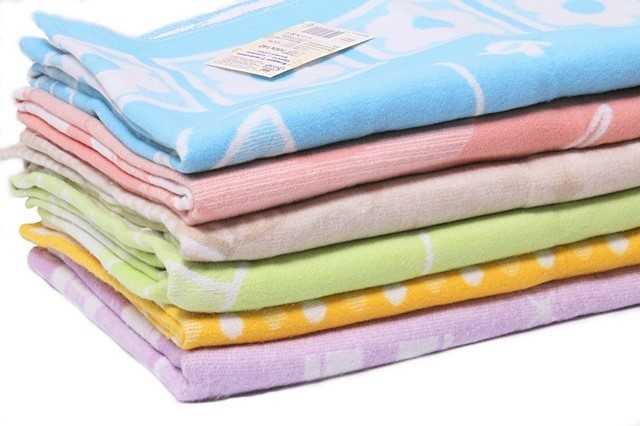 Как стирать детское байковое одеяло в стиральной машине и вручную