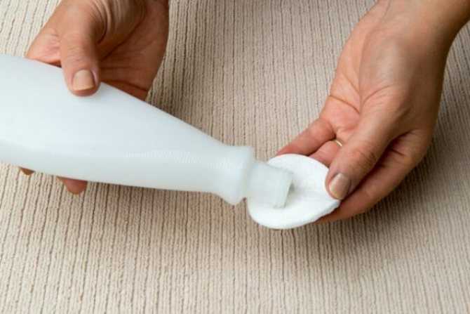 Как вывести лак для ногтей с одежды: способы и средства удаления пятен