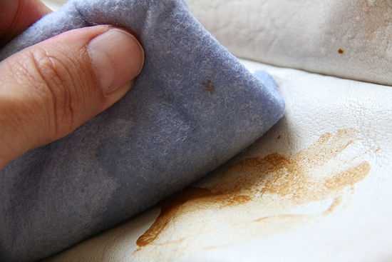 Как убрать пятно с бумаги без последствий, как вывести масляное, от кофе, акварели, грязи, крови, чая, замазки, корректора, как удалить отпечатки пальцев?