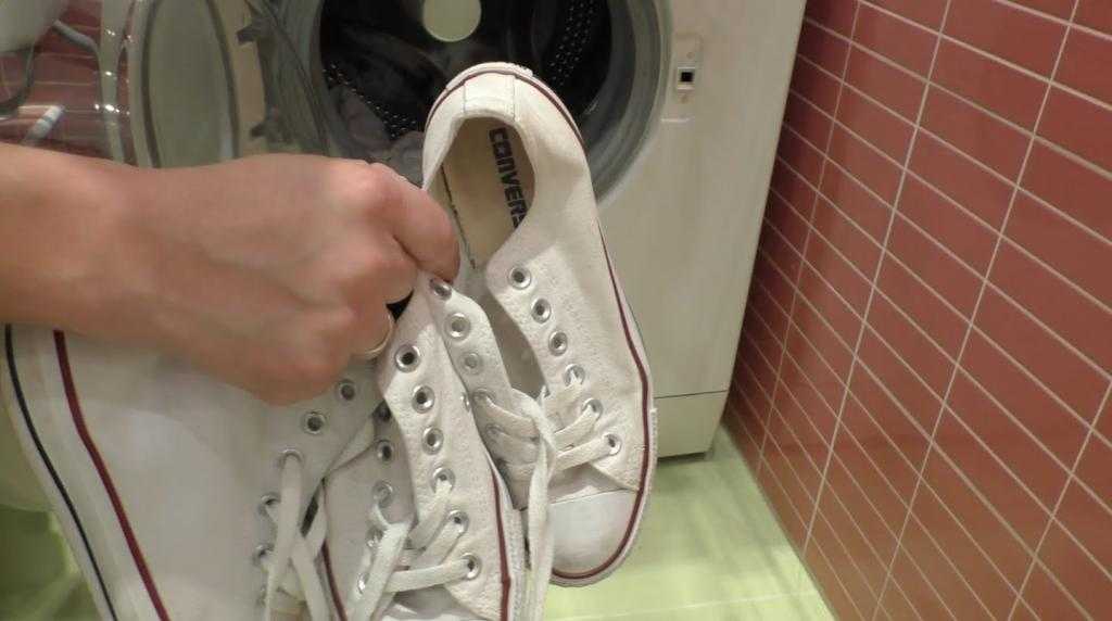 Что делать, если любимые белые кроссовки пожелтели после стирки, как вернуть им белизну?