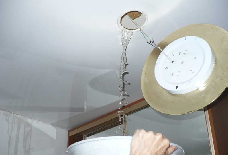 Как слить воду с натяжного потолка самостоятельно - что делать, если залили?