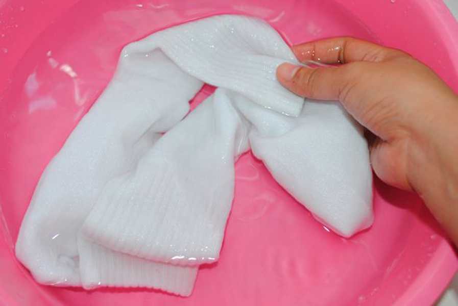 Действенные лайфхаки, как легко и быстро отстирать белые носки в домашних условиях