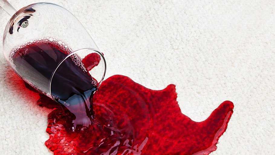 Советы и способы, как отстирать следы от красного вина с белой одежды