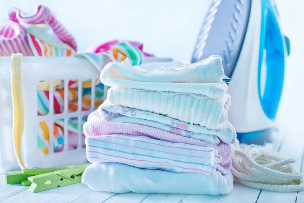 Можно ли обычным порошком стирать детские вещи и белье новорожденных, чем отличаются эти стиральные средства друг от друга?