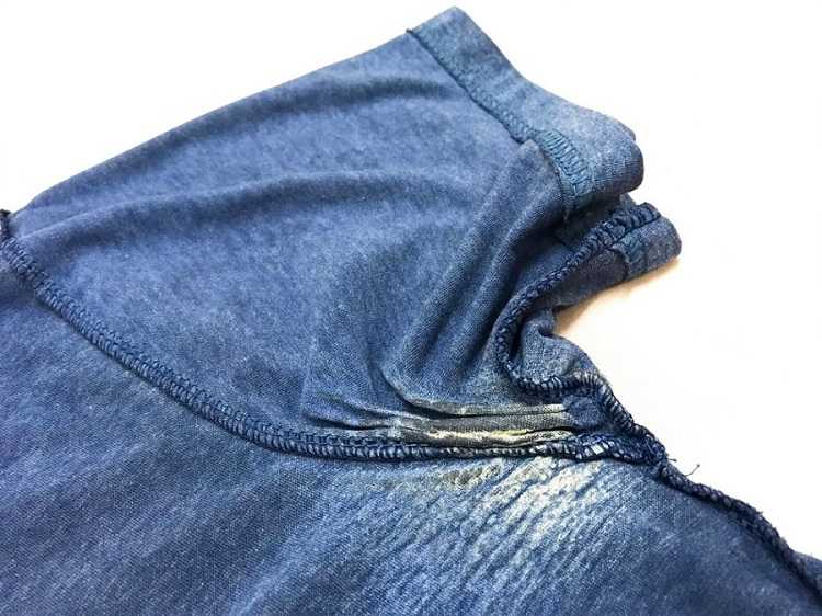 Как убрать белые пятна от дезодоранта на черной одежде? 15 фото как удалить следы от пота в области подмышек на цветных вещах и рубашке