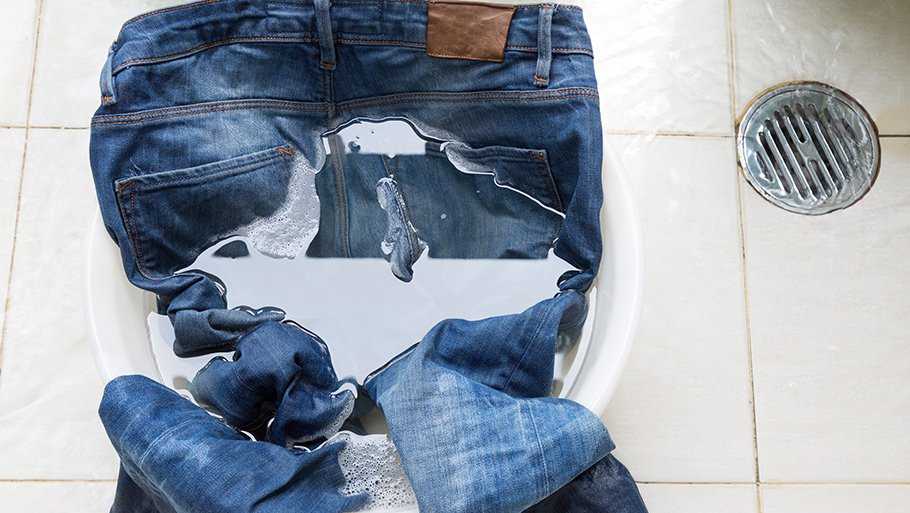 Как правильно постирать джинсы, чтобы они сели