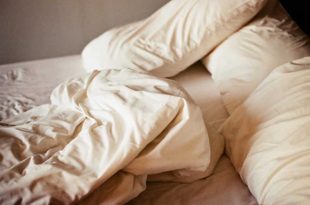 Как часто надо менять постельное белье дома
