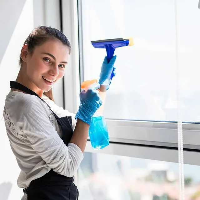 В этой статье расскажем, как без разводов и полос мыть окна с глицерином, из каких компонентов приготовить чистящий раствор, как наносить и смывать, чем заменить средство