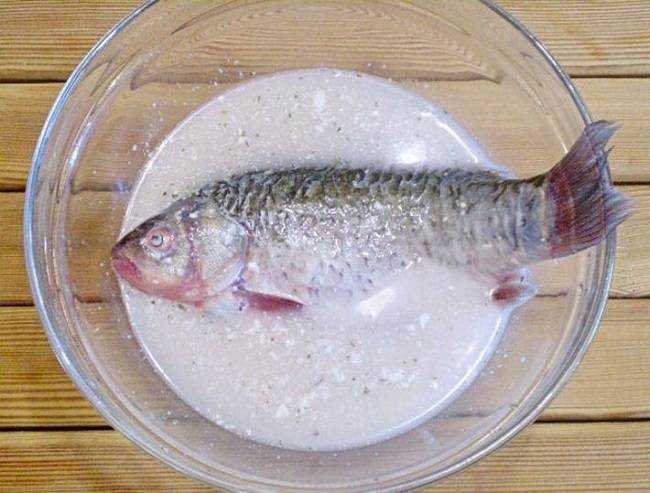 Хозяйке на заметку: простые способы, которые помогут устранить запах рыбы