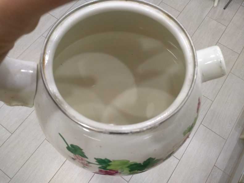 Как убрать накипь в чайнике в домашних условиях: чем можно быстро очистить внутри, как снять толстый застарелый налет?