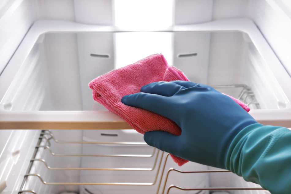 Средство для уборки кухни: рейтинг хороших моющих составов для чистки кухонных приборов, сантехники, посуды, пола, мебели, столешниц, окон, люстр