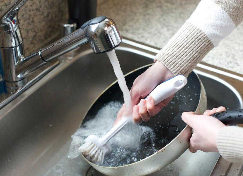 Состав средства для мытья посуды: из чего состоят моющие препараты (основные и дополнительные химические компоненты), когда они могут считаться безопасными?