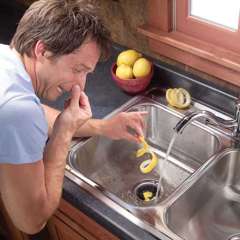 В этой статье делимся секретами, как в домашних условиях устранить неприятный запах канализации из раковины на кухне при помощи народных средств, как убрать аромат специальными препаратами для прочистки труб, что делать, если ничего не помогло