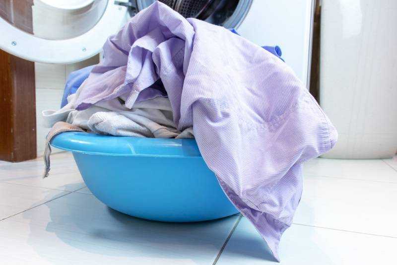 Из этой статьи вы узнаете, как в домашних условиях постирать белые кроссовки вручную и в стиральной машине-автомат, чтобы они были белоснежными и без желтых разводов, как и чем бережно очистить обувь от грязи, отбелить подошву
