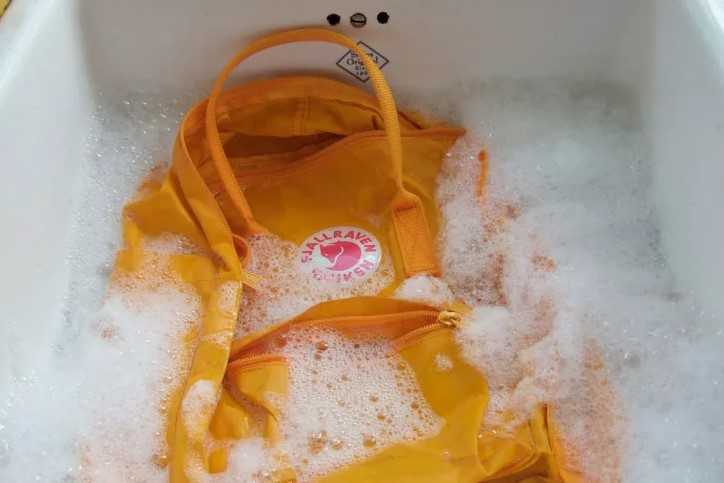 Можно ли стирать рюкзак в стиральной машине: как почистить портфель от грязи