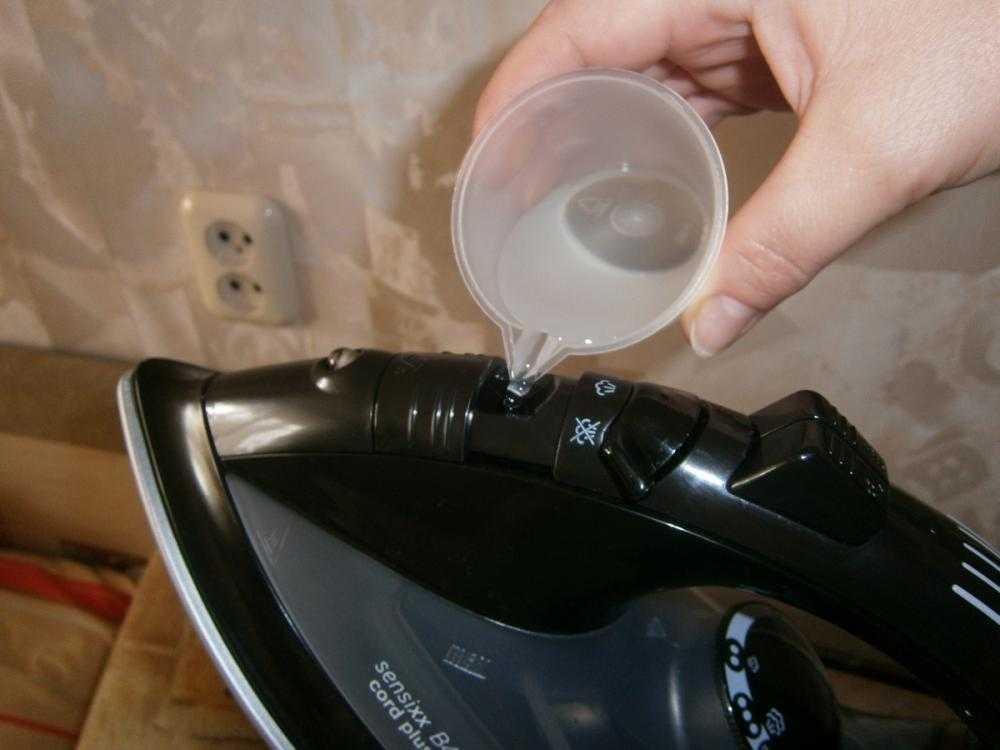 Какую воду лучше заливать в утюг и можно ли включать его без воды?